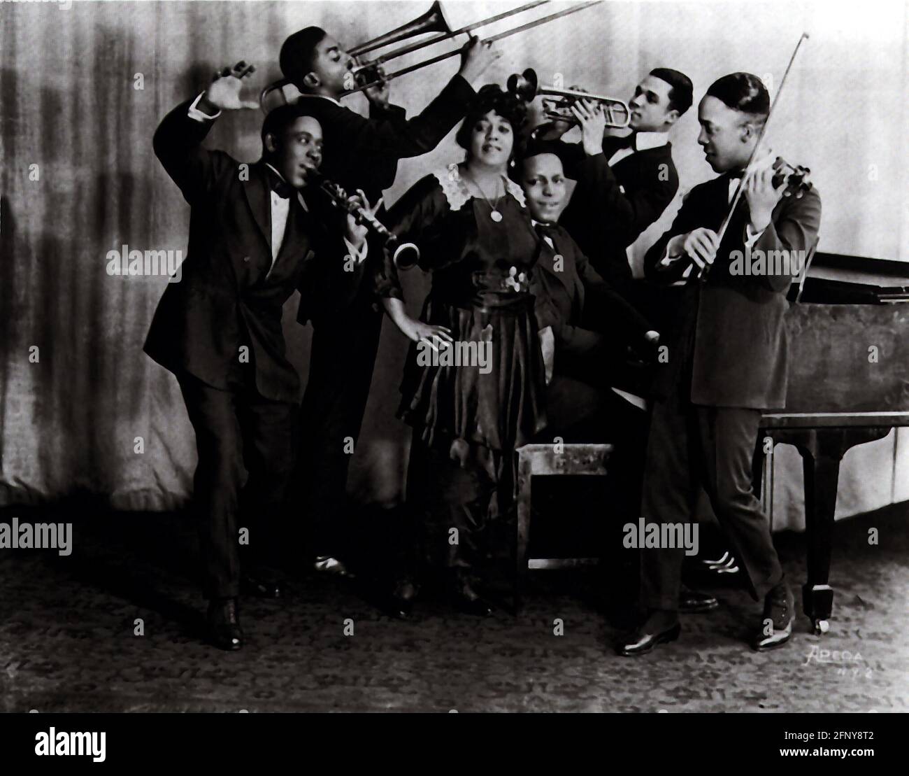 Musik, Musikgruppen, 'Mamie Smith`s Jazz Hounds', Gruppenbild, 1920, ZUSÄTZLICHE-RIGHTS-CLEARANCE-INFO-NOT-AVAILABLE Stockfoto